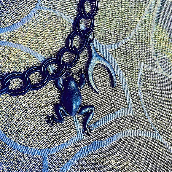VINTAGE Silver Tone Charm Necklace Wishbones Four Leaf Clover Frog - Picture 4 of 9